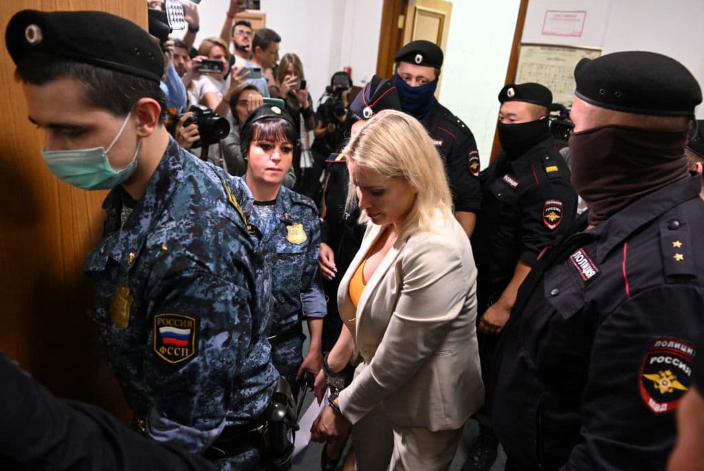 Marina Ovsyannikova cuando fue detenida por protestar en directo contra la invasión de Ucrania ante las cámaras de una televisión estatal rusa.