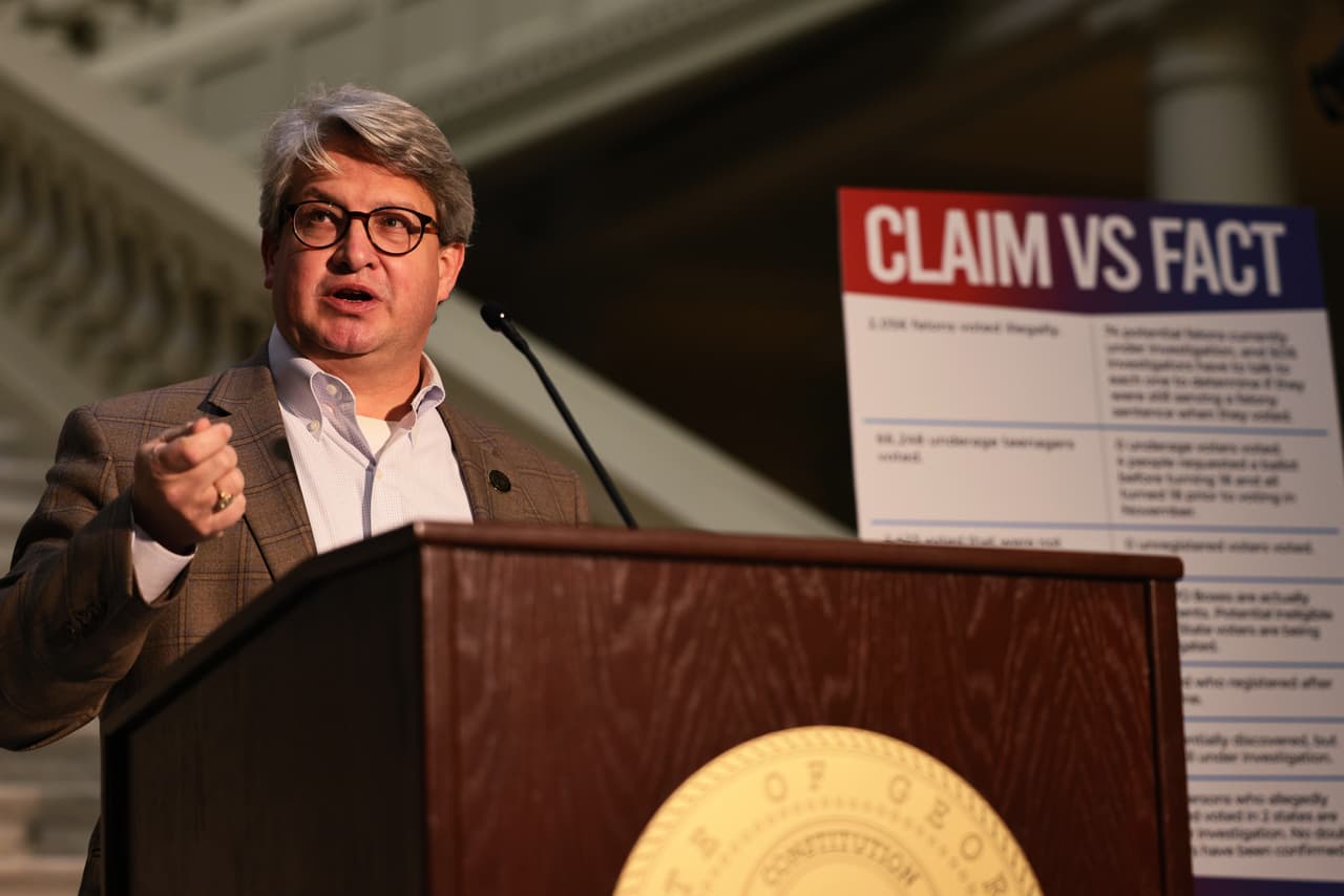 ATLANTA, GEORGIA - 4 DE ENERO: Gabriel Sterling, gerente de implementación del sistema de votación de Georgia, habla durante una conferencia de prensa sobre las supuestas irregularidades de los votantes de Georgia en el Capitolio del Estado de Georgia el 4 de enero de 2021 en Atlanta, Georgia. En una llamada telefónica de una hora el sábado con Brad Raffensperger, secretario de Estado de Georgia, el presidente Trump lo instó a revertir su derrota en las elecciones de noviembre contra el presidente electo Joe Biden. (Foto de Michael M. Santiago / Getty Images)