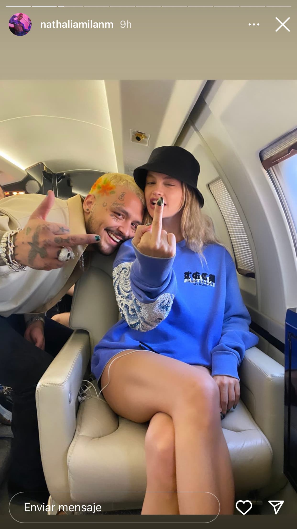 Antes, desde su avión privado, 
<b><a href="https://www.univision.com/shows/el-gordo-y-la-flaca/yo-estoy-muy-bien-christian-nodal-sabe-responder-cuando-le-preguntan-por-su-supuesta-nueva-novia-video" target="_blank">se le vio acompañado de la cantante Nathalia Milán</a></b>, con quien ha sido visto en semanas recientes.