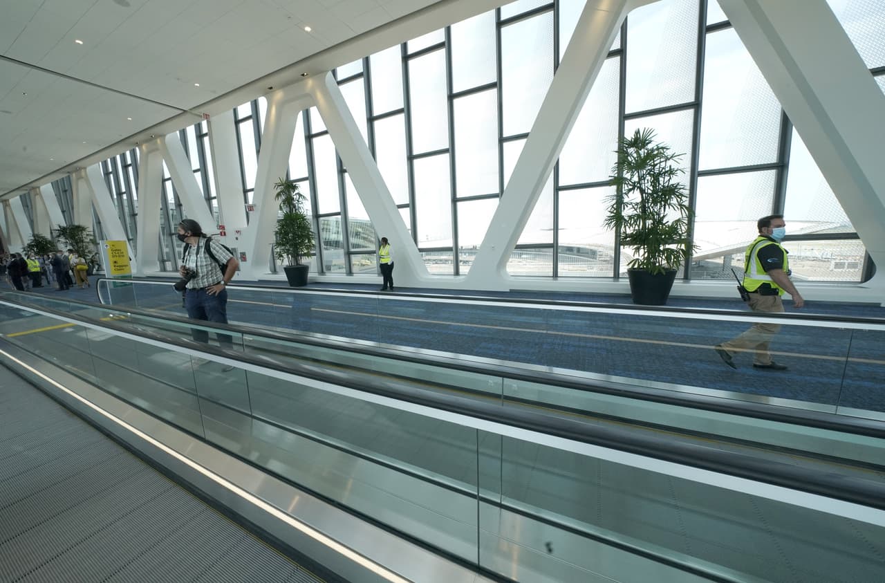 Ventanales de cristal ofrecen luz natural a todo el espacio.