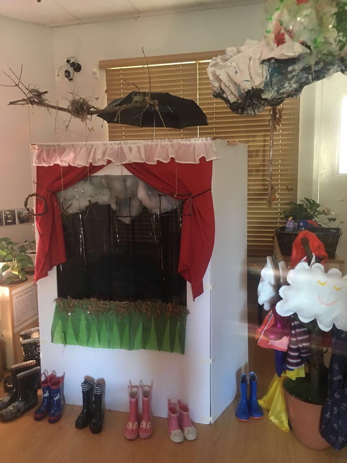 Un bello escenario estaba listo, el espectáculo de marionetas estaba a punto de comenzar.