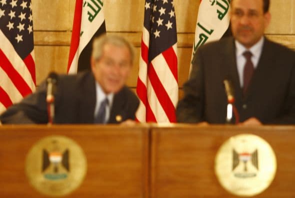 El expresidente George W. Bush visita por última vez como presidente Bagdad, en una penosa conferencia de prensa un manifestante le lanza un zapato.