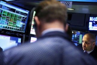 Wall Street evita el desastre al lograr frenar las fuertes pérdidas al cierre