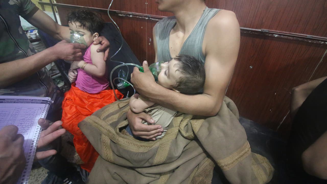 El ataque ocurrió el 7 de abril en la noche, en medio de una ofensiva del gobierno de 
<b><a href="https://www.univision.com/temas/bashar-al-asad">Bashar al-Asad</a></b> contra un grupo rebelde en esta localidad a unas 12 millas de Damasco, la capital. Según el comunicado de la 
<a href="https://www.sams-usa.net/press_release/sams-syrian-civil-defense-condemn-chemical-attack-douma/">Sociedad de Medicina Siria-Estadounidense</a> (SAMS), el primer objetivo fue un hospital de la zona, pero luego los químicos se esparcieron en las áreas residenciales aledañas.