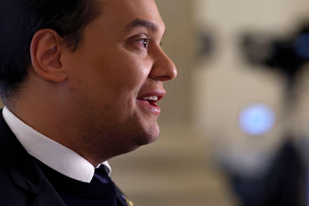 El exrepresentante republicano 
<b>George Santos</b> tenía previsto entregarse este viernes 25 de julio del 2025 a las autoridades para comenzar a cumplir una 
<b>sentencia de 87 meses de prisión por fraude electrónico y robo de identidad agravado.</b>