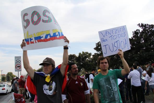 Pese a las distancias y tráfico característico de Los Ángeles, cientos de Venezolanos se unieron a la campaña mundial #SOSVenezuela para apoyar a todo el pueblo venezolano tras 10 días de protestas continuas en dicho país. A la manifestación se unieron guatemaltecos, peruanos, brasileños, libaneses, americanos y muchas otras nacionalidades que hacen vida en la Cosmopolita ciudad del oeste del país. Consignas, cantos y la familiaridad característica venezolana recibieron apoyo de los transeúntes en los alrededores del edificio Federal ubicado en la avenida Wilshire.