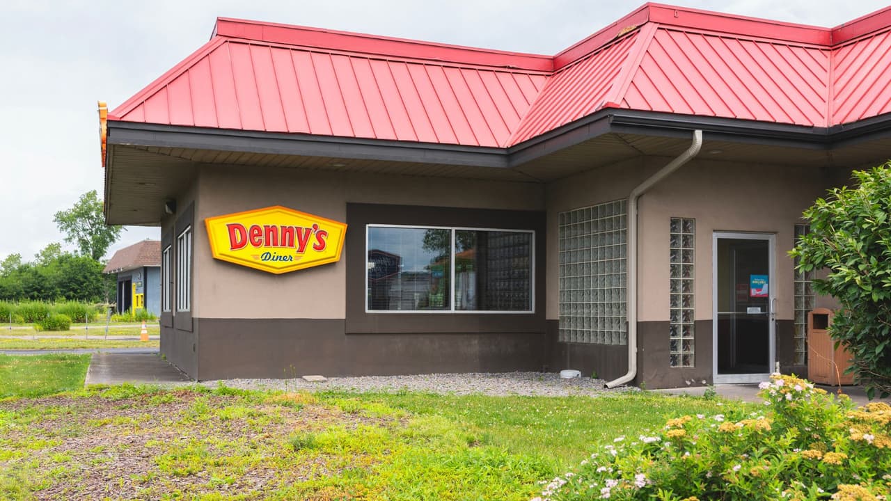 <h3 class="cms-H3-H3">Una tendencia que se repite en 2025</h3> El caso de Salad and Go no es aislado. Este año varias cadenas anunciaron recortes:
<br>
<b>Applebee’s:</b> entre 20 y 35 cierres netos.
<br>
<b>Noodles & Company:</b> más de 30 cierres confirmados.
<br>
<b>Denny’s: </b>cerca de 90 restaurantes menos en todo el país.
<br>La lógica es similar: 
<b>enfocarse en mercados rentables, cerrar tiendas con bajo desempeño y simplificar operaciones.</b>