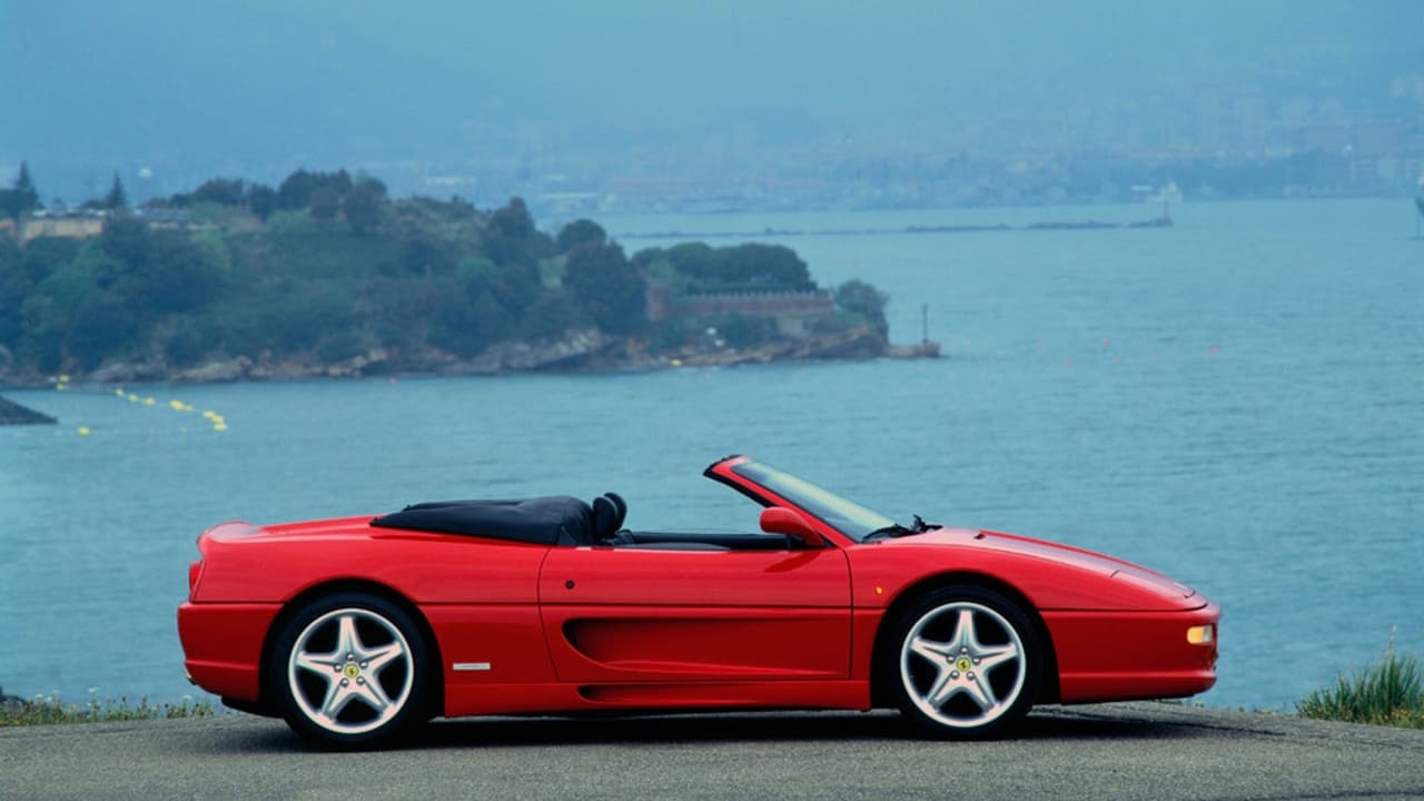 El diseño específico de la versión convertible o Spider del Ferrari F355 fue logrado por Pininfarina después de
<b> 1,800 horas en el túnel de viento</b> para asegurar que la aerodinámica de la versión techo de lona fuese tan eficiente como la de la versión targa o GTS, y la versión cerrada o Berlinetta.