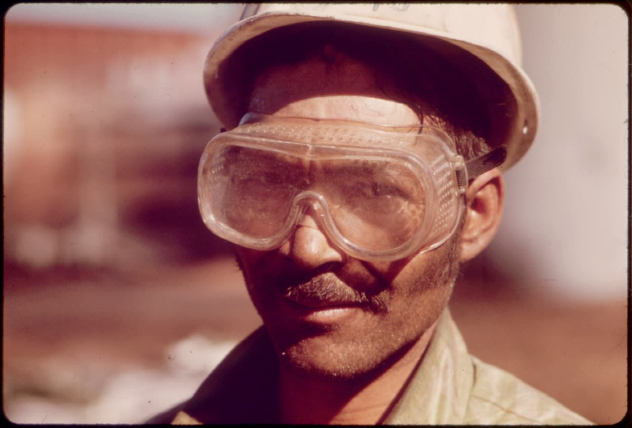Un empleado de un molino de cedro en Leakey, Texas. 1973.