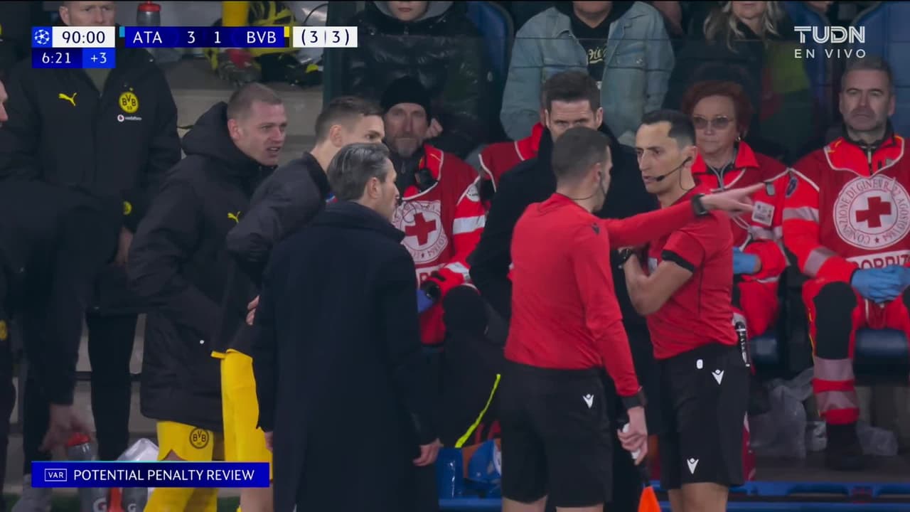 ¡Expulsión! El árbitro saca la roja directa a Giorgio Scalvini.