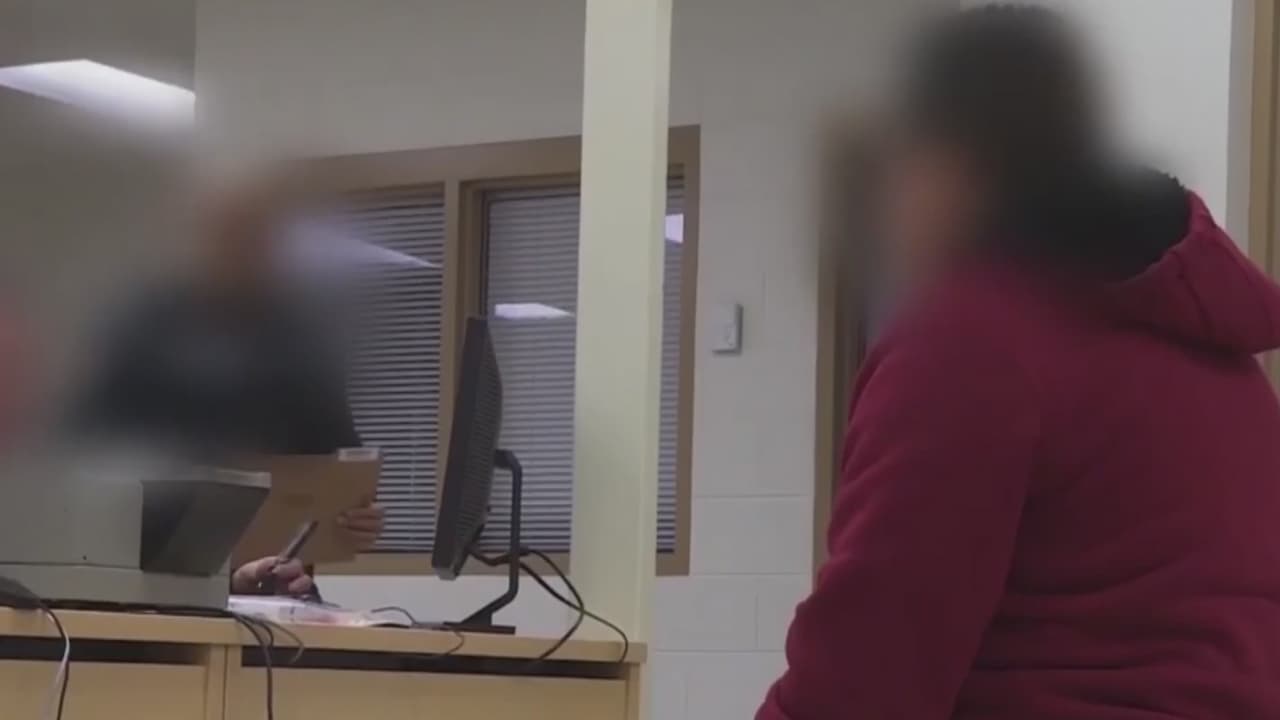 Detienen a mujer que no sabía que tenía orden de deportación durante cita migratoria de asilo político