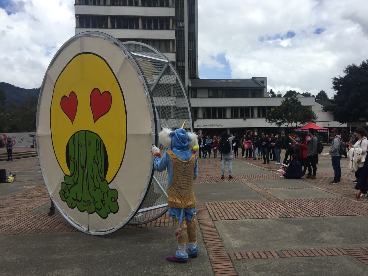 “La política nos ha llevado a la desilusión y los juegos democráticos y electorales a los que nos hemos enfrentado recientemente solo han aumentado nuestra desesperación, somos incapaces ya de creer en nada ni en nadie, ¡salvo en los emoticones! Una nueva religión ha nacido", dice el manifiesto escrito por los creadores del 
<a href="https://twitter.com/emoteismo">'Emoteísmo'</a>, un ejercicio satírico lanzado este martes por un colectivo de artistas colombianos.