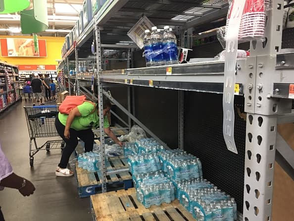 Las compras nerviosas incluyen botellas de agua mineral entre las prioridades. Es de las cosas que suelen agotarse.