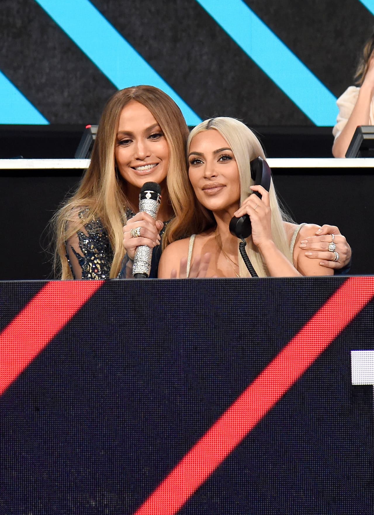 JLo y Kim demostraron que la solidaridad es lo que más une a las personas.