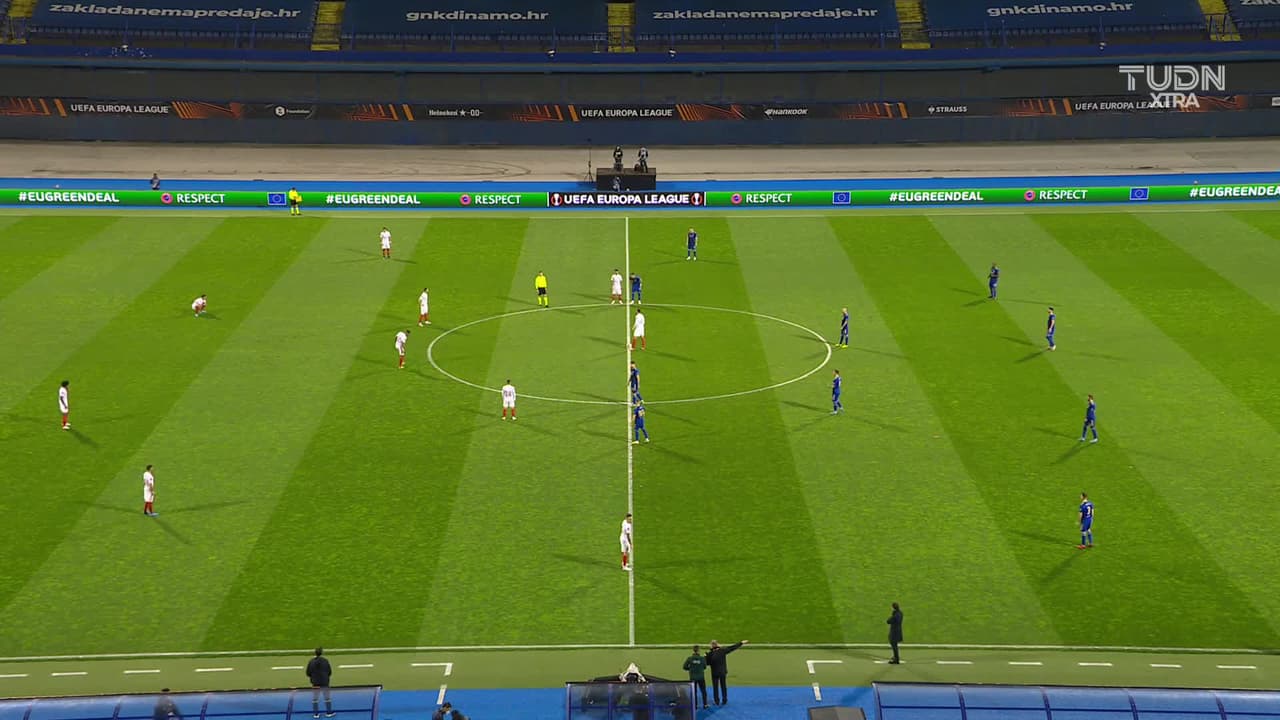 Arranca el partido y la pelota está en juego.