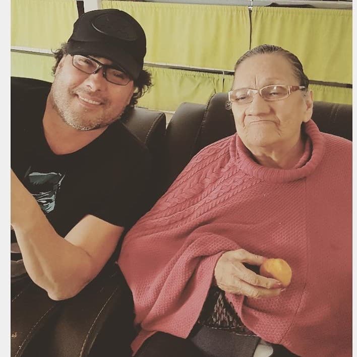 La señora María Eugenia, falleció el pasado domingo 23 de febrero y Eduardo publicó en sus redes sociales una serie de fotografías con las palabras “Descansa en paz”.