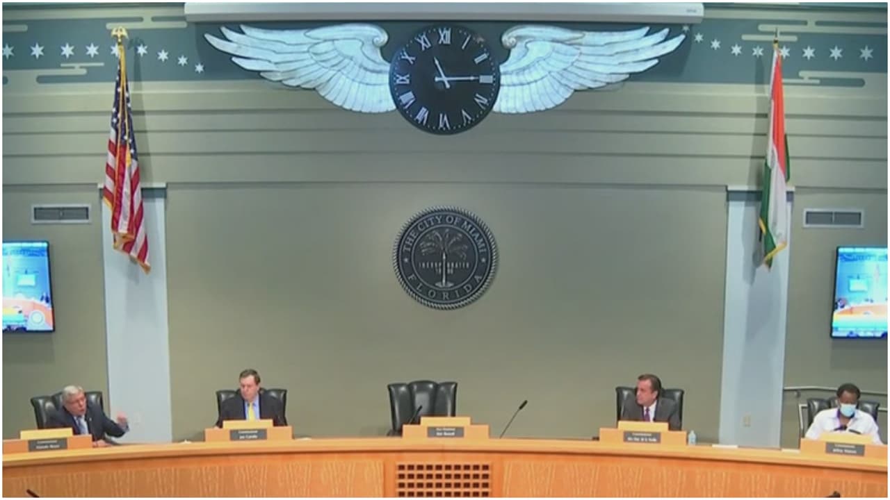 La sesión especial, se exponen controversias generadas por el jefe de la policía de la ciudad, como 
<a href="https://www.univision.com/local/miami-wltv/edicion-digital-miami/asi-avanza-reunion-de-la-comision-de-miami-en-la-que-se-discute-el-futuro-del-jefe-de-la-policia-art-acevedo-video">la de un memorando de ocho páginas que envió el oficial el pasado fin de semana</a> en el que, entre otras cosas, habría calificado las acciones de algunos comisionados como semejantes a las del régimen cubano.