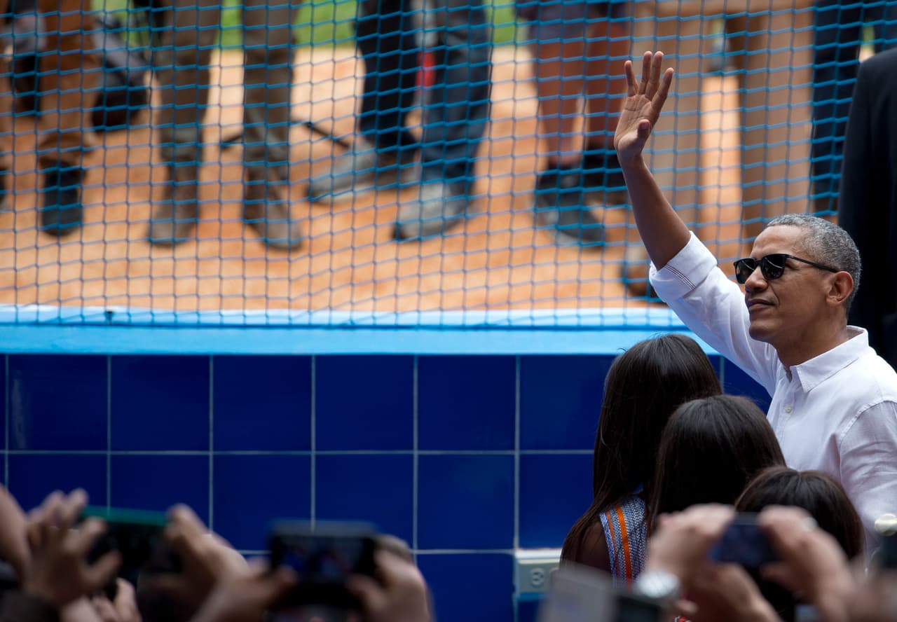 Tanto Obama como Castro se retiraron tras el tercer inning, con Obama rumbo al aeropuerto para dirigirse a una visita de estado en Argentina. Pero las tribunas se mantuvieron colmadas hasta el último out.