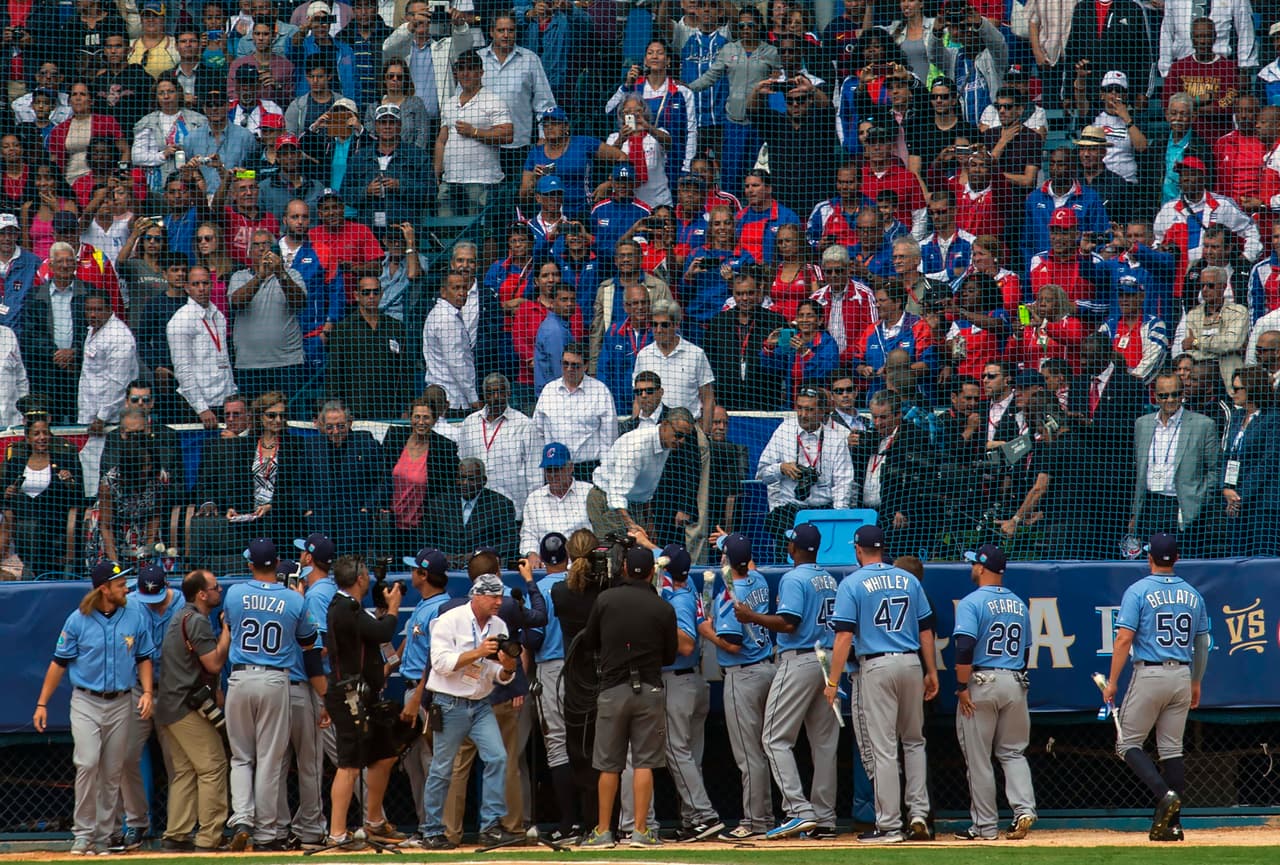 Antes del primer lanzamiento, los jugadores de los Rays caminaron desde su caseta para saludar a la primera dama Michelle Obama y a su hija Sasha. Le entregaron flores y banderitas cubanas, que colaron a través de la malla protectora. "Gracias a ustedes", dijo el presidente.