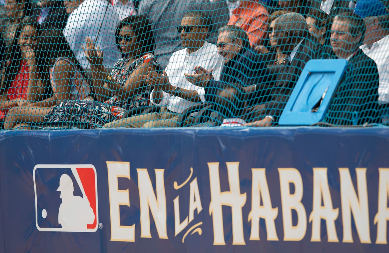 En un partido de béisbol cargado con ribetes simbólicos y que contó con la presencia de los presidentes Barack Obama y Raúl Castro, los Rays de Tampa Bay derrotaron el martes 4-1 a la selección cubana dentro de la primera visita de un equipo profesional de Estados Unidos a la isla comunista desde 1999.
