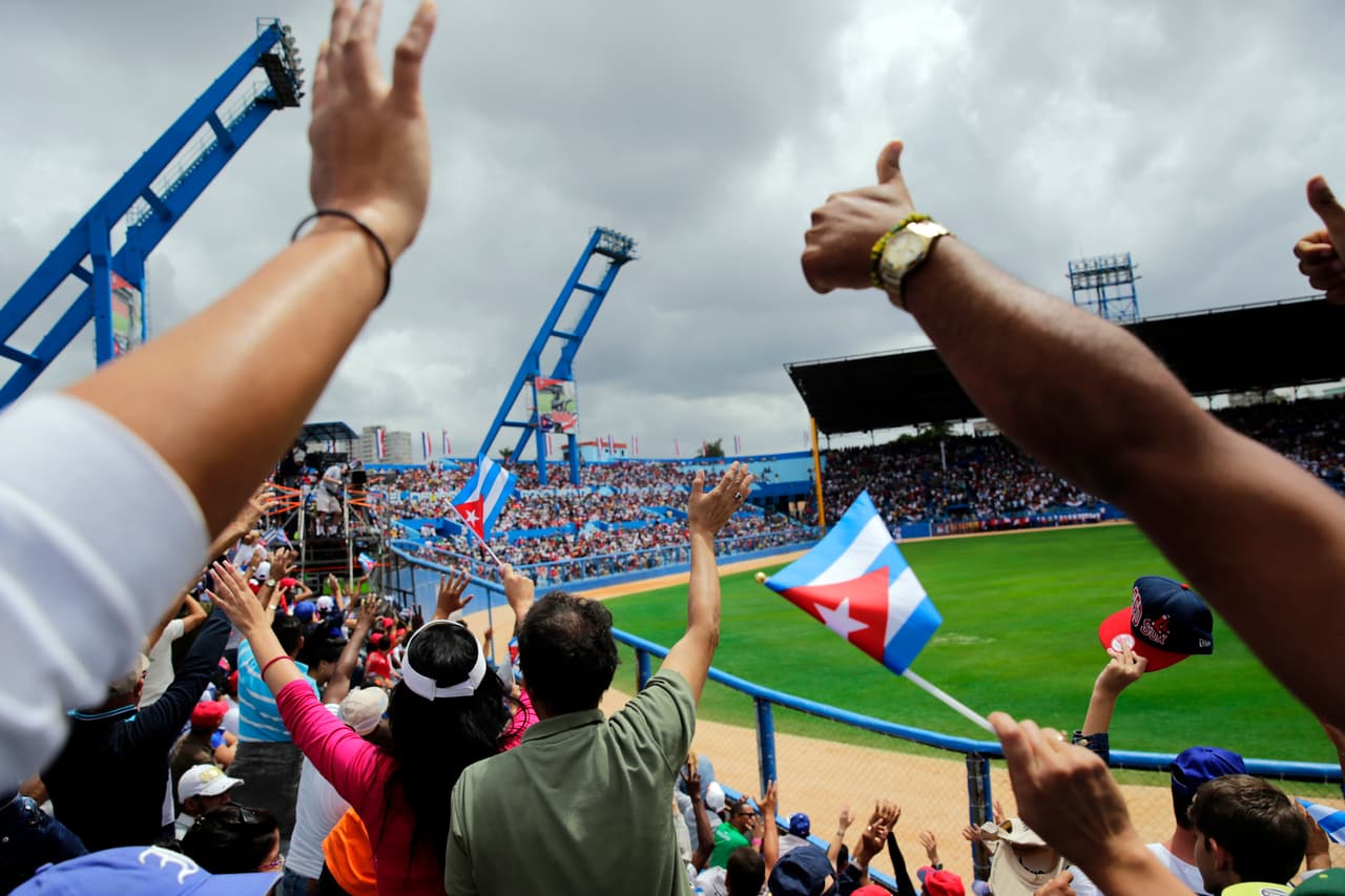 Aunque el equipo local se quedó debiendo a la hora de anotar carreras, el colorido en el estadio fue sobresaliente. Un grupo de niños con uniformes de beisbolistas escoltaron a los jugadores para las presentaciones.