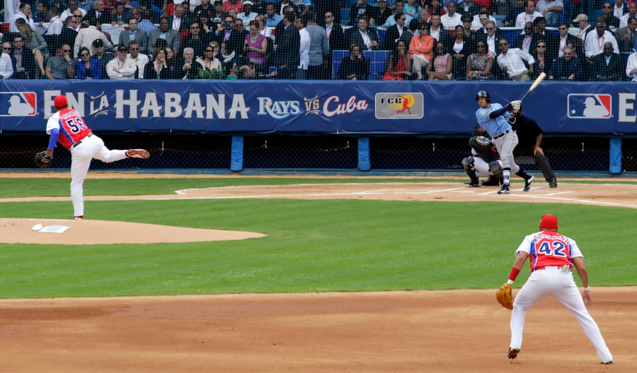 "No lo podía creer hasta que abracé a mi sobrina", dijo Varona el lunes tras encontrarse con sus parientes en Cuba. "Fueron tres años sin verlos, fue algo muy emocionante, pero también muy doloroso". Varona fue el primer bateador el martes. Elevó a primera base y recibió un aplauso cortés.