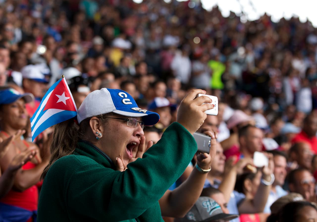 Cantores vestidos de blanco entonaron los himnos nacionales de ambos país, y se dejó soltar una bandada de palomas desde las gradas del jardín central. Las banderas de Cuba y Estados Unidos ondeaban encima del marcador.