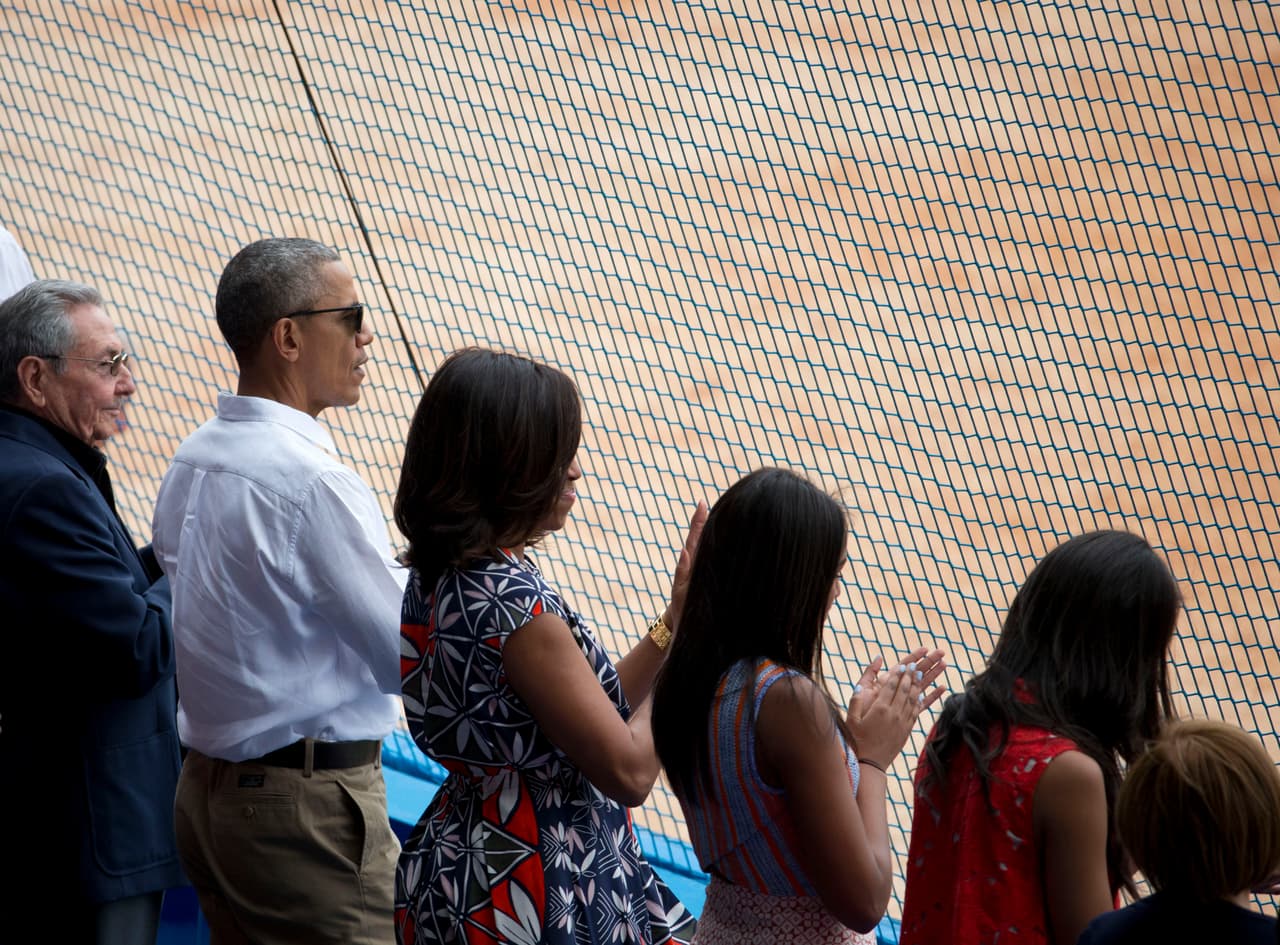 Mientras los dos países tratan de atenuar más de 50 años de enemistad por la Guerra Fría, la imagen de Obama y Castro sentados juntos fue notable. Obama lució una camisa blanca con lentes de sol. Castro fue más formal, vestido con un blazer.