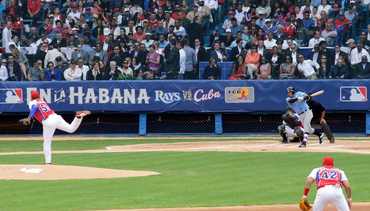Para el jardinero de los Rays Dayron Varona, el juego representó regresar a casa. Varona nació en La Habana y pasó siete años en la liga nacional antes de escapar de la isla en bote, rumbo a Haití en 2013. Pudo ver a varios familiares por primera vez desde entonces.