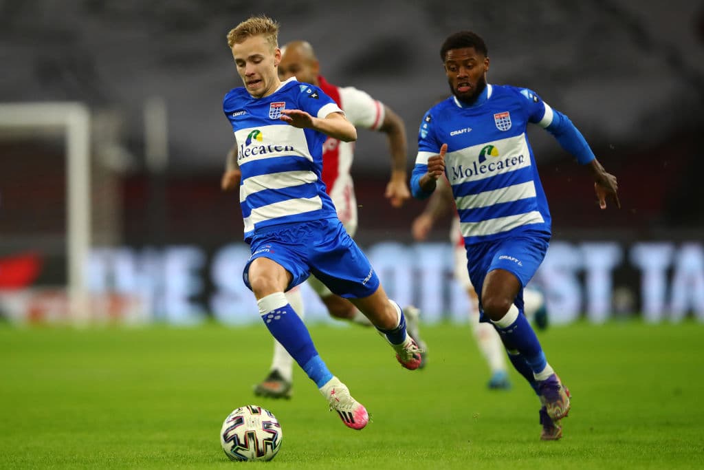 Huntelaar (7’) abrió el marcador y Promes (11’) creció la diferencia muy pronto. Matheus Dos Santos (35’) hizo el tercero y Gravenberch (90+2’) marcó el último. Edson Álvarez ingresó al 46’. Ajax lidera la competición del futbol neerlandés con 30 unidades luego de 12 encuentros disputados.