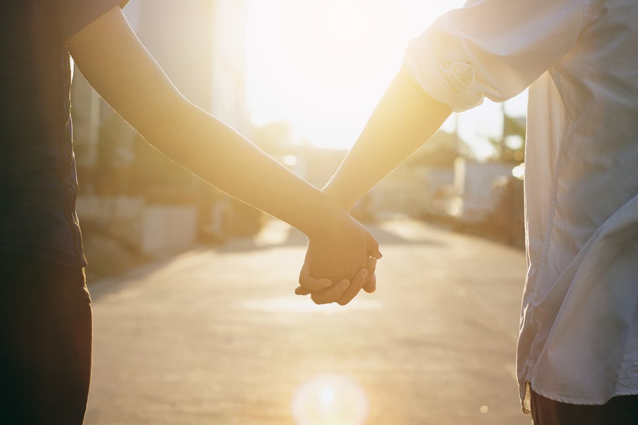 Enamorándonos se define como un show en el que un grupo de personas buscan el amor: "amorosos" y "flechados" persiguen, por igual, encontrar al amor de su vida.