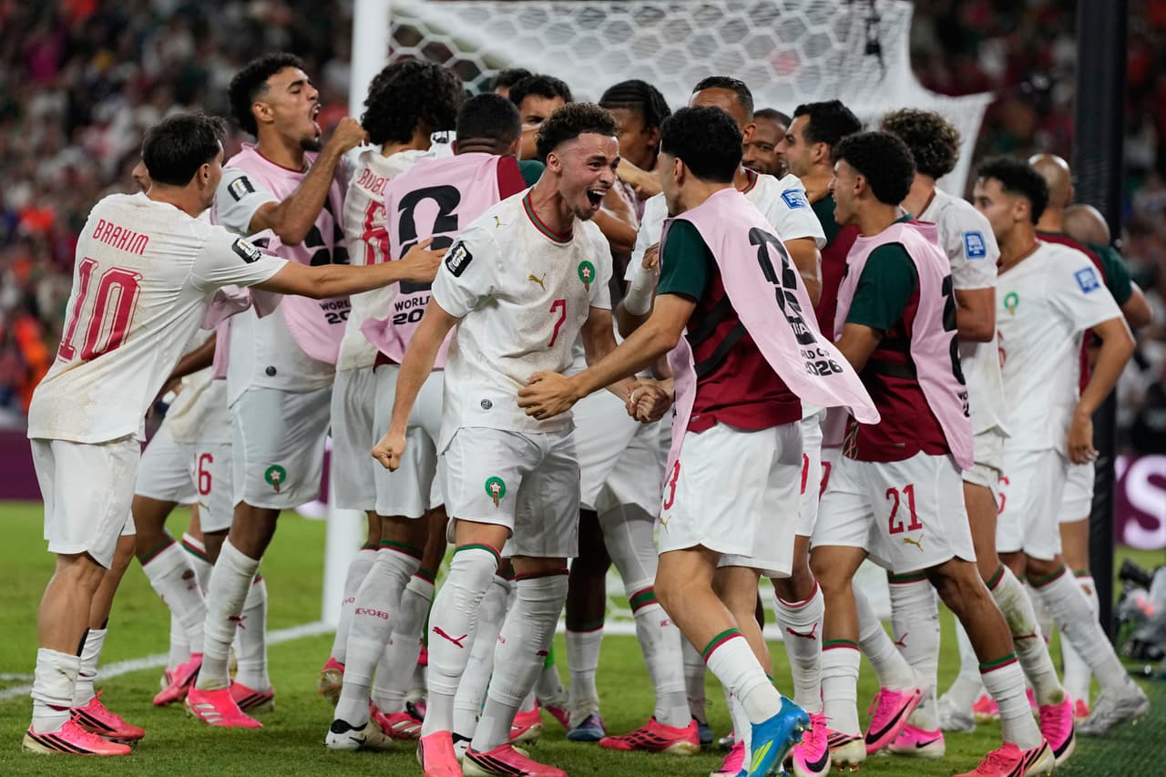 Jugadores de Marruecos celebran después de que Issa Diop (14) marcara su primer gol durante el partido de dieciseisavos de final de la Copa del Mundo entre Países Bajos y Marruecos en Guadalupe, cerca de Monterrey, México, el lunes 29 de junio de 2026.