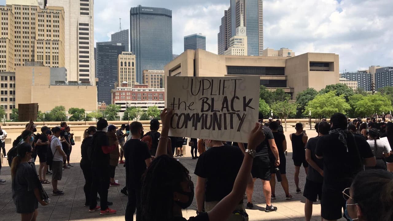 En las protestas anteriores se reportaron hechos como la obstrucción de importantes vialidades y confrontaciones con la policía, que llevó al arresto de cientos de personas.