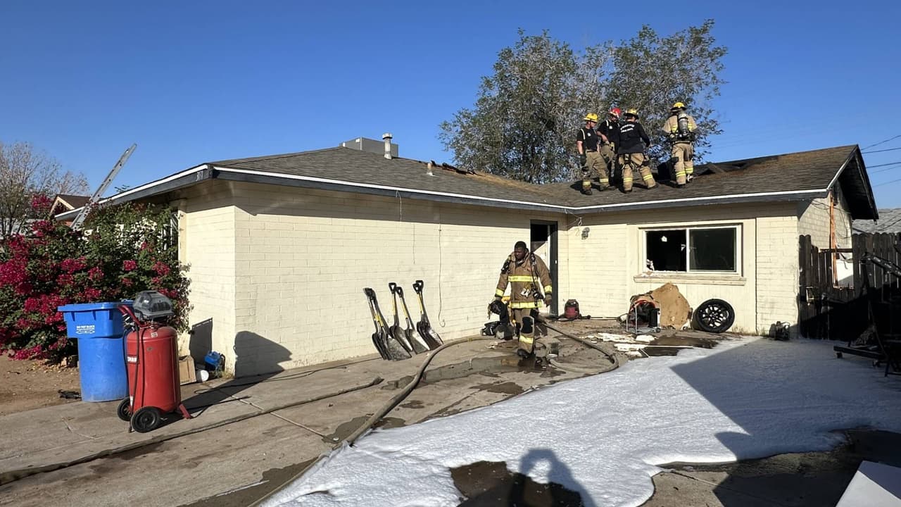 De inmediato se registró la vivienda en busca de residentes, por fortuna todos los habitantes evacuaron el lugar cuando el fuego inició.