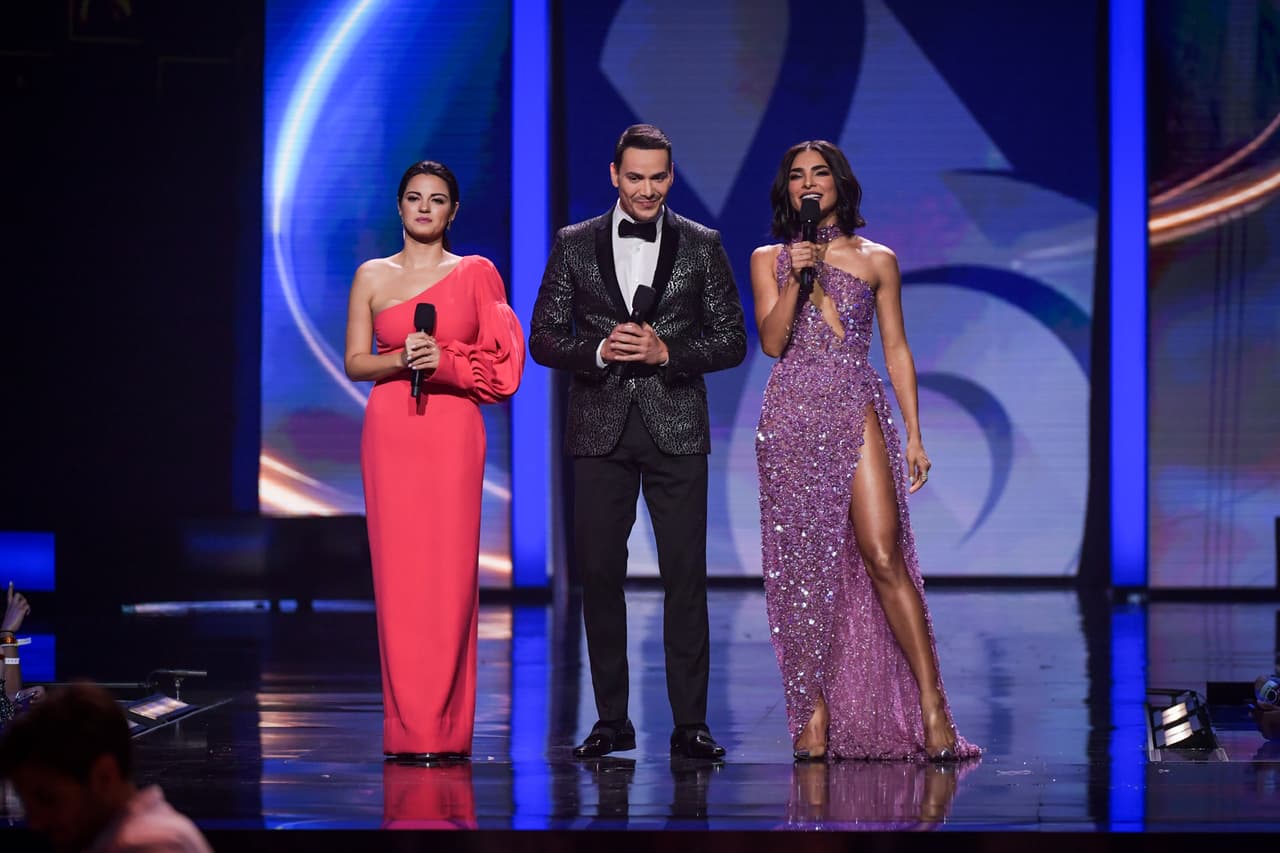 Alejandra es una reina cuando de vestidos de noche se habla, y aún no hay uno que le vaya mal. Para arrancar la premiación, la también modelo eligió este elegante y sensual modelo de la diseñadora Johanna Hernández de la marca Glaudi.