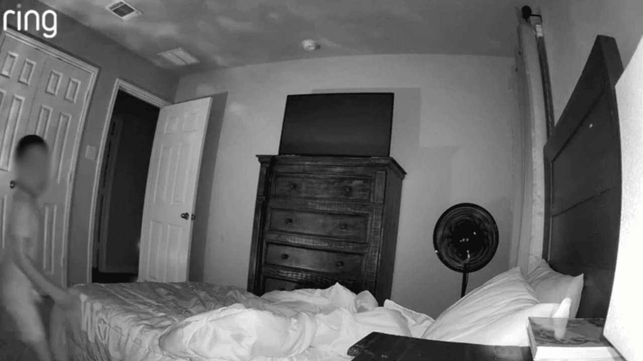 "Papi, ven por mí", dijo el niño una vez que salió de su cuarto. La madre, Ausharee McLeod, estaba viendo la toma y le preguntó a su esposo si estaba hablando a través de la cámara, pero él respondió que no.