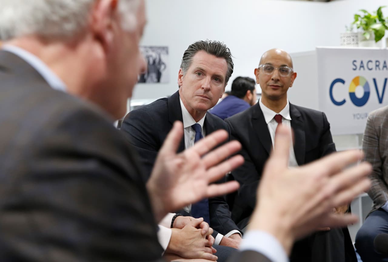 Newsom estima que California tendrá un excedente presupuestario de $21.5 mil millones de dólares. Sin embargo, el gasto tendría que restringirse, ya que la próxima recesión podría costarle al estado alrededor de $70 mil millones en ingresos.
<br>