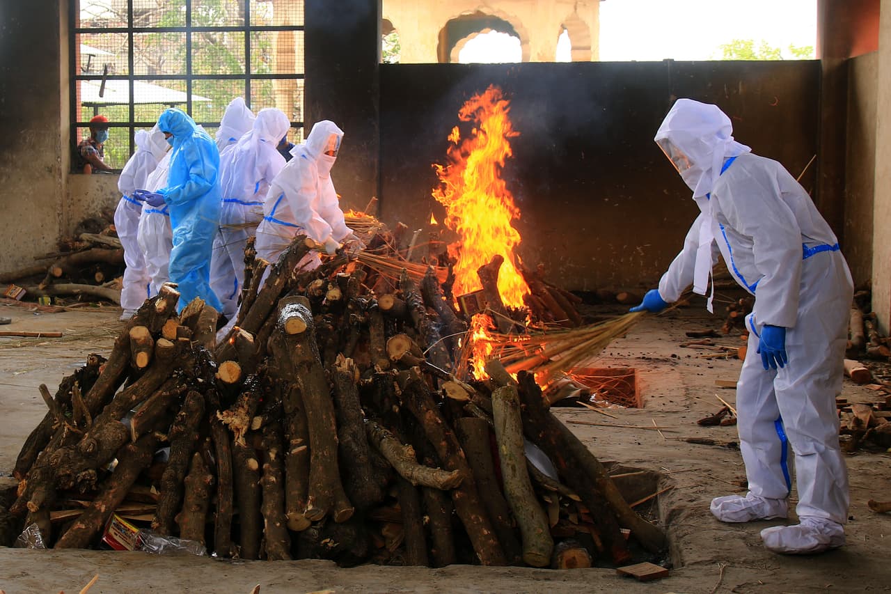 Familiares de fallecidos de covid-19 realizan ritos funerarios en un crematorio de Rajasthan, India, el 20 de abril. El país asíatico sufre un severo repunte de la pandemia, registró más de 295,000 casos nuevos y más de 2,000 muertes en las últimas 24 horas. Ha sufrido más de 200,000 infecciones diarias durante una semana.