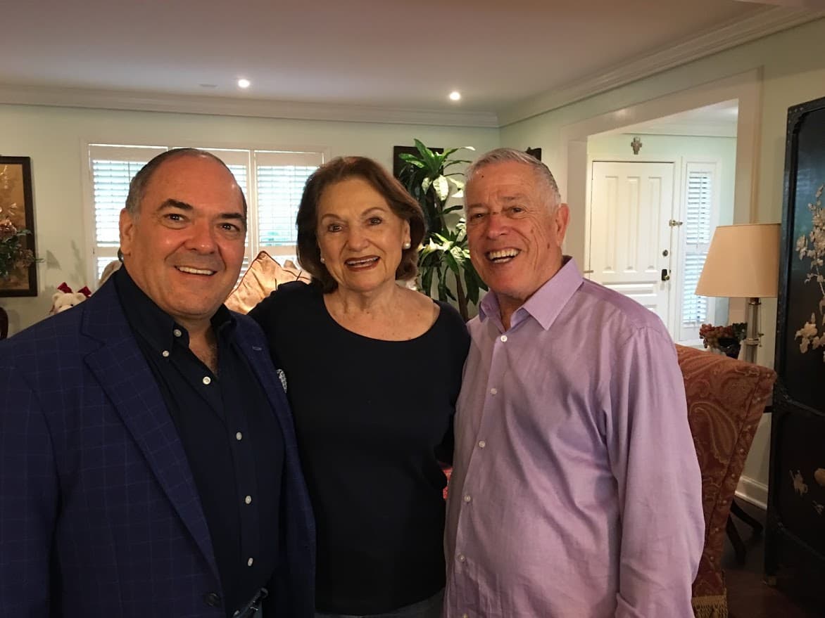 Izquierda a derecha; Capitán Amadis Jiménez, Eddy Cisneros y General Marc Cisneros en la casa de los Cisneros en Corpus Christi, Texas.