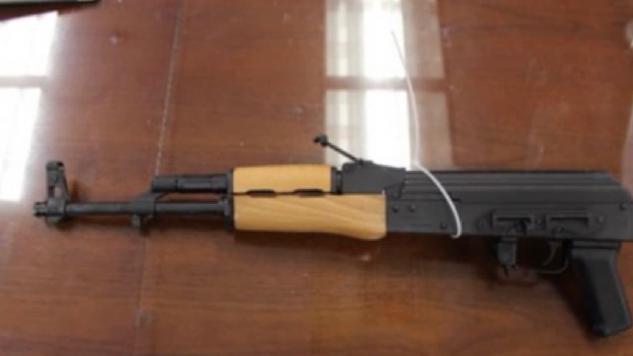 El ingreso de armas de Estados Unidos a México es ilegal.
<a href="https://www.univision.com/local/arizona-ktvw/gobierno-de-mexico-demanda-a-empresas-de-armas-en-eeuu-consul-en-arizona-explica" target="_blank">El gobierno de México demandó a las empresas de armas en EEUU</a>.