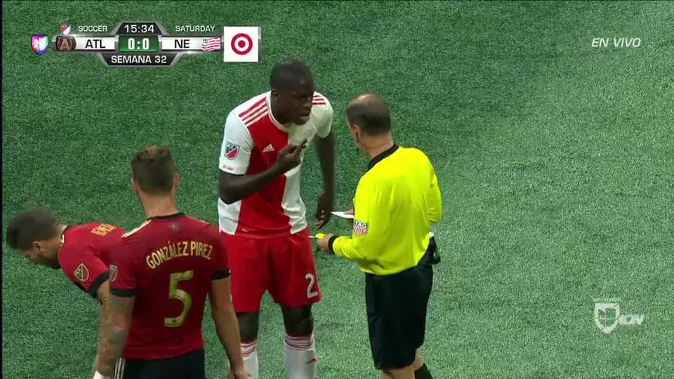 Tarjeta amarilla. El árbitro amonesta a Wilfried Zahibo de New England Revolution