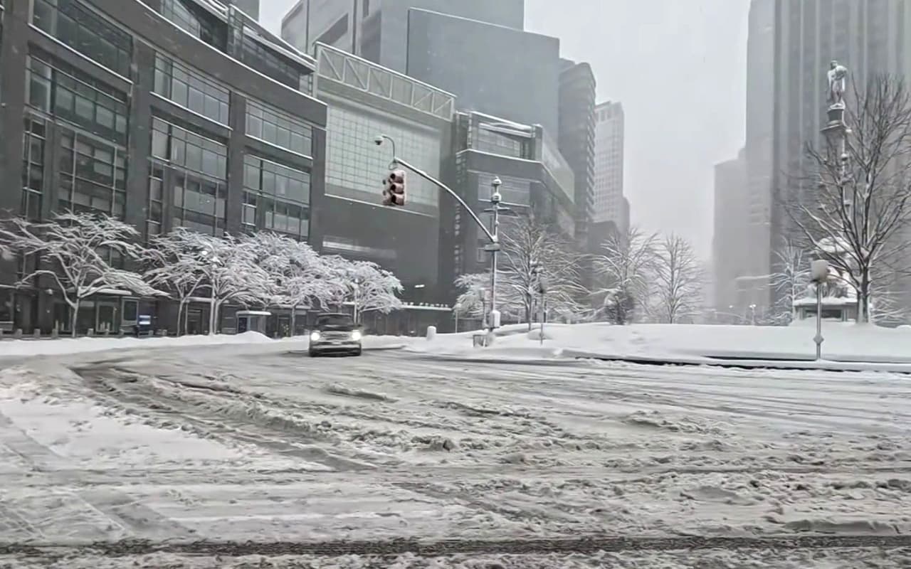 Poderoso ciclón bomba azota el noreste del país; más de 40 millones de personas están bajo alerta