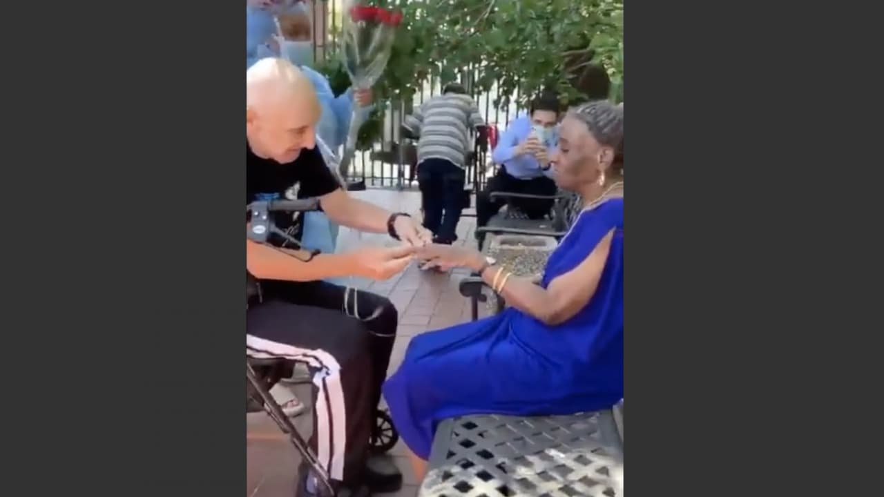 <b>Él tiene 76 años y ella 71: mira la tierna propuesta de matrimonio de esta pareja. | </b>Con rosas y globos, Jeffrey Miller, de 76 años, le propuso matrimonio a su novia Gloria Alexis, de 71, luego de que ella se recuperara de una reciente hospitalización debido a la pandemia del coronavirus.