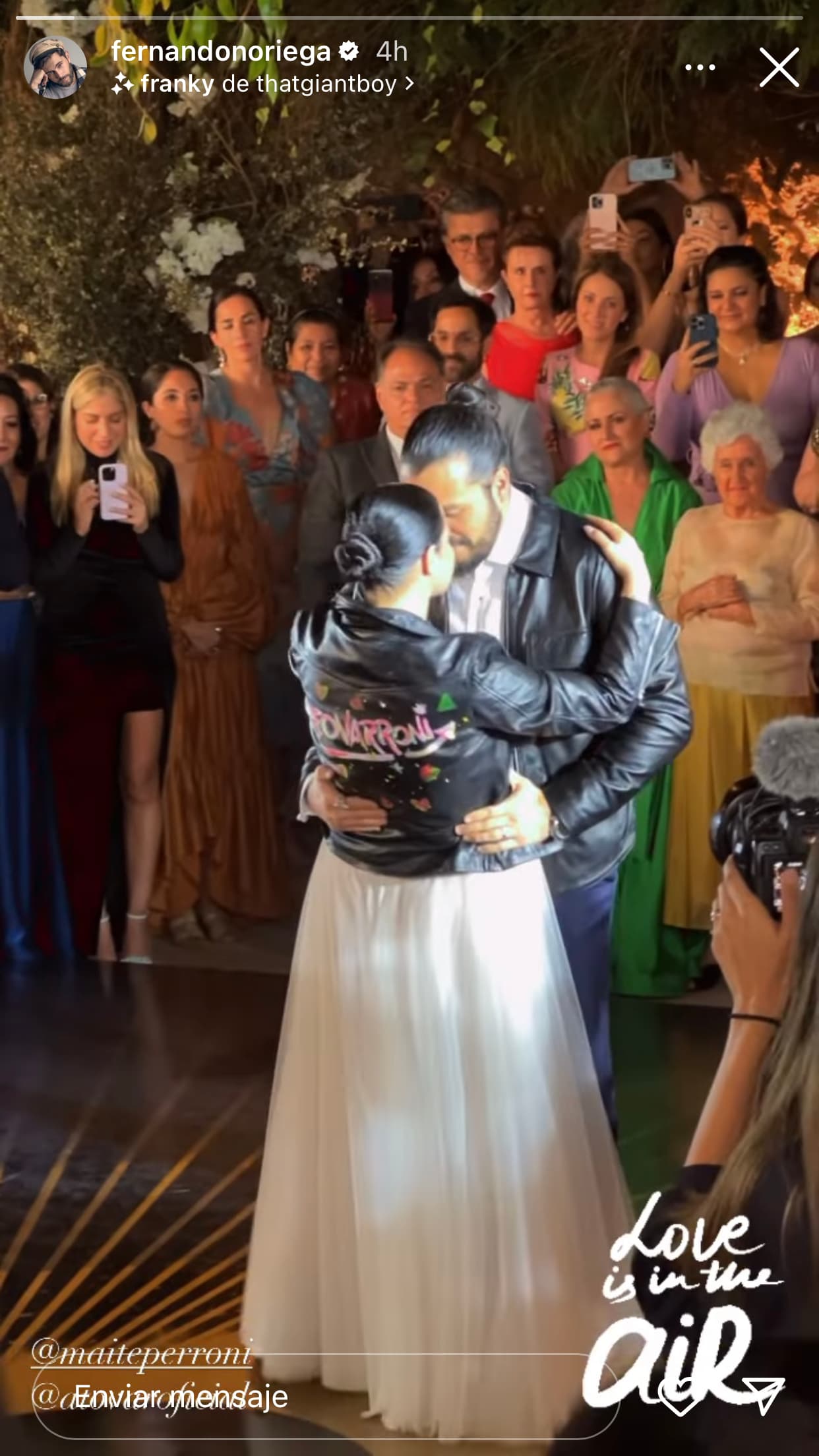 Uno de los momentos que captó Fernando Noriega, otro de los invitados, fue cuando los recién casados bailaron ante los ojos de los asistentes.