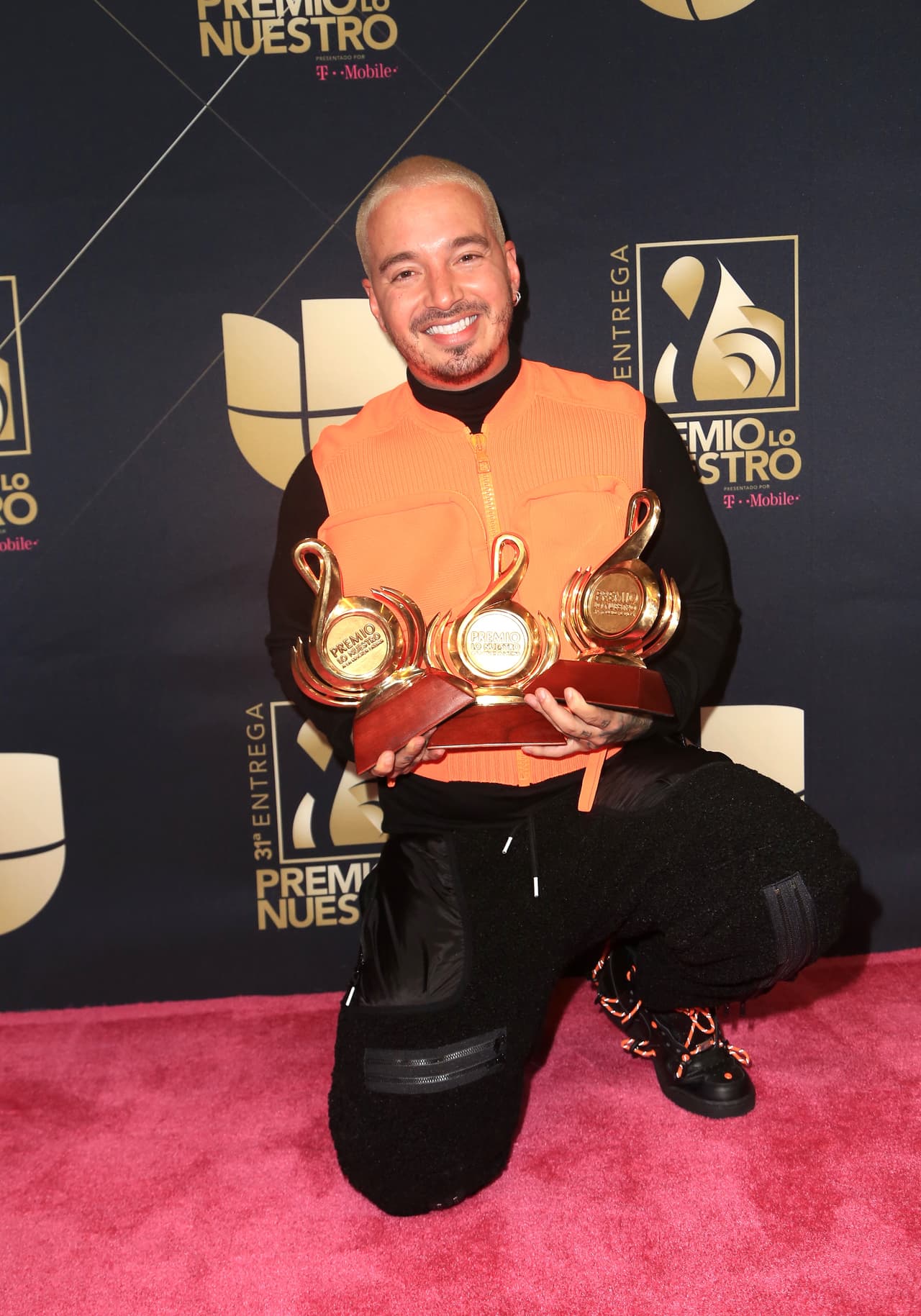 Aunque solo ganó tres premios durante la noche: Artista del Año, Artista Social del Año y Remix del Año por ‘Mi cama’ junto a Karol G, el colombiano no podía ocultar su felicidad.