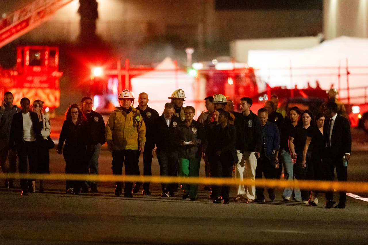 La alcaldesa de Los Ángeles, Karen Bass, acompañada por otros funcionarios, se dirige a una conferencia de prensa cerca del lugar donde se estrelló un helicóptero en Chatsworth, un barrio de Los Ángeles, el martes 15 de septiembre de 2026.