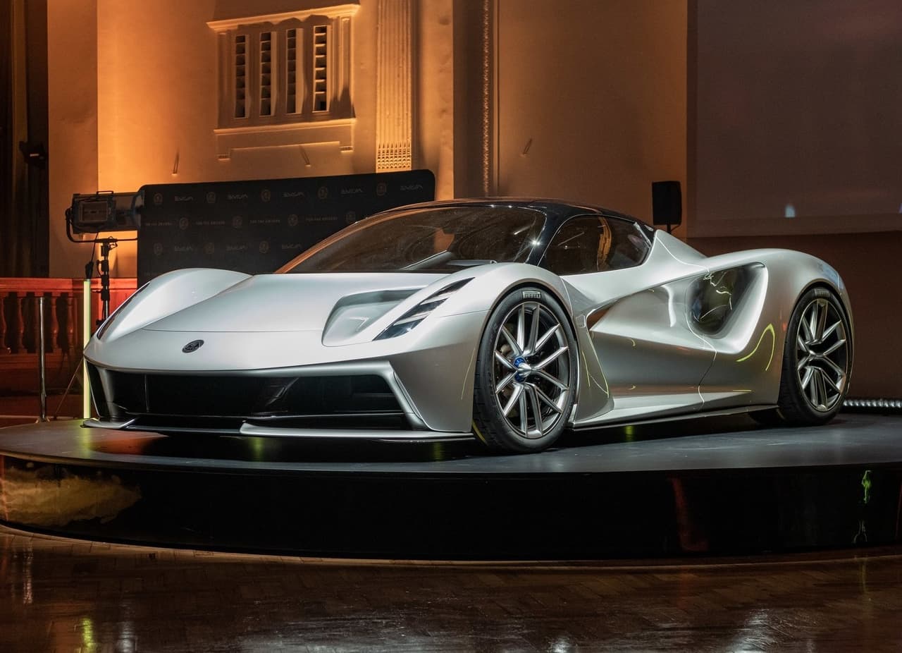 <h3 class="cms-H3-H3"><b>Lotus Evija - 1,972 caballos de fuerza</b></h3>
<br>
<br>El Evija es el primer modelo que Lotus presenta desde que en 2017 el fabricante británico fuera adquirido por Geely. Se trata de un hiperdeportivo con cuatro motores eléctricos con la capacidad de generar un equivalente de 1,972 caballos de fuerza y 1,254 lb-pie de torque. Olvidémonos del 0 a 60 mph (98 km/h), el Lotus Evija acelera de 0 a 186 mph (300 km/h) en tan sólo 8.6 segundos. La producción del Lotus Evija está limitada a 130 unidades con un precio inicial de 2.1 millones de dólares.