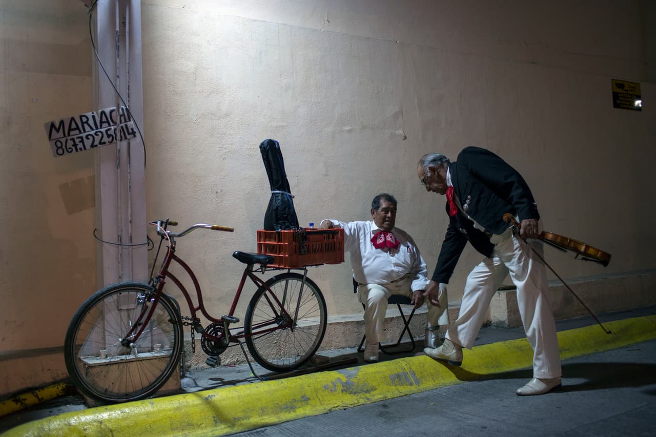 Un banda de “Mariachi’ espera por clientes, en el centro de Nuevo Laredo. 24 de marzo de 2017.