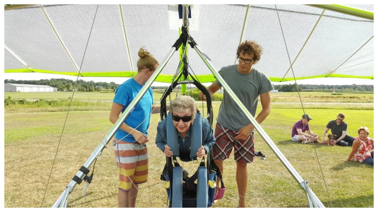 El paso del tiempo no solo ha hecho más sabia a Marge Wardenski, también la ha hecho más valiente: desde los 85 años comenzó a 
<b>hacer deportes extremos, como deslizarse en Ala delta. </b>