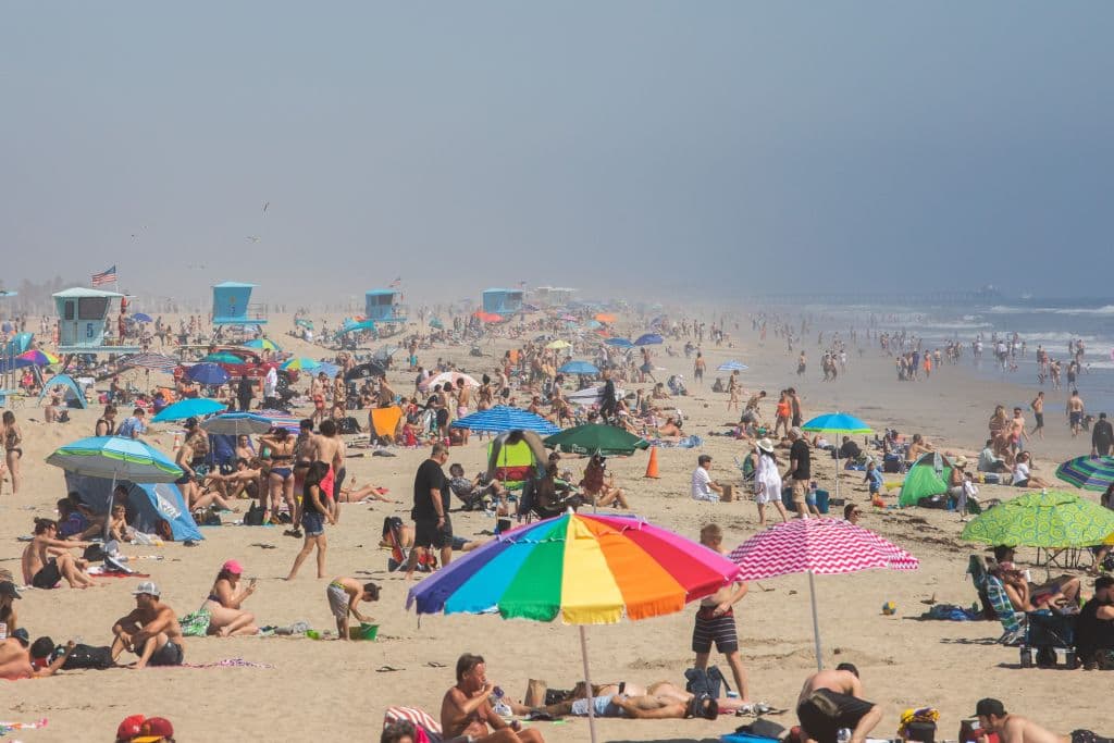 Imágenes de la playa de Huntington Beach en California el pasado 25 de abril 2020